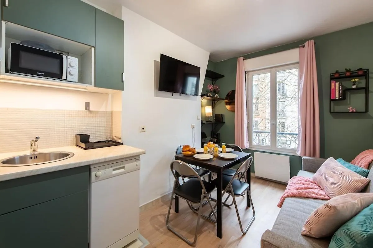 Stylish & Elegant I Metro Is Only 1Minute Away I Near Montmartre Apartment Paris 0*,  France
