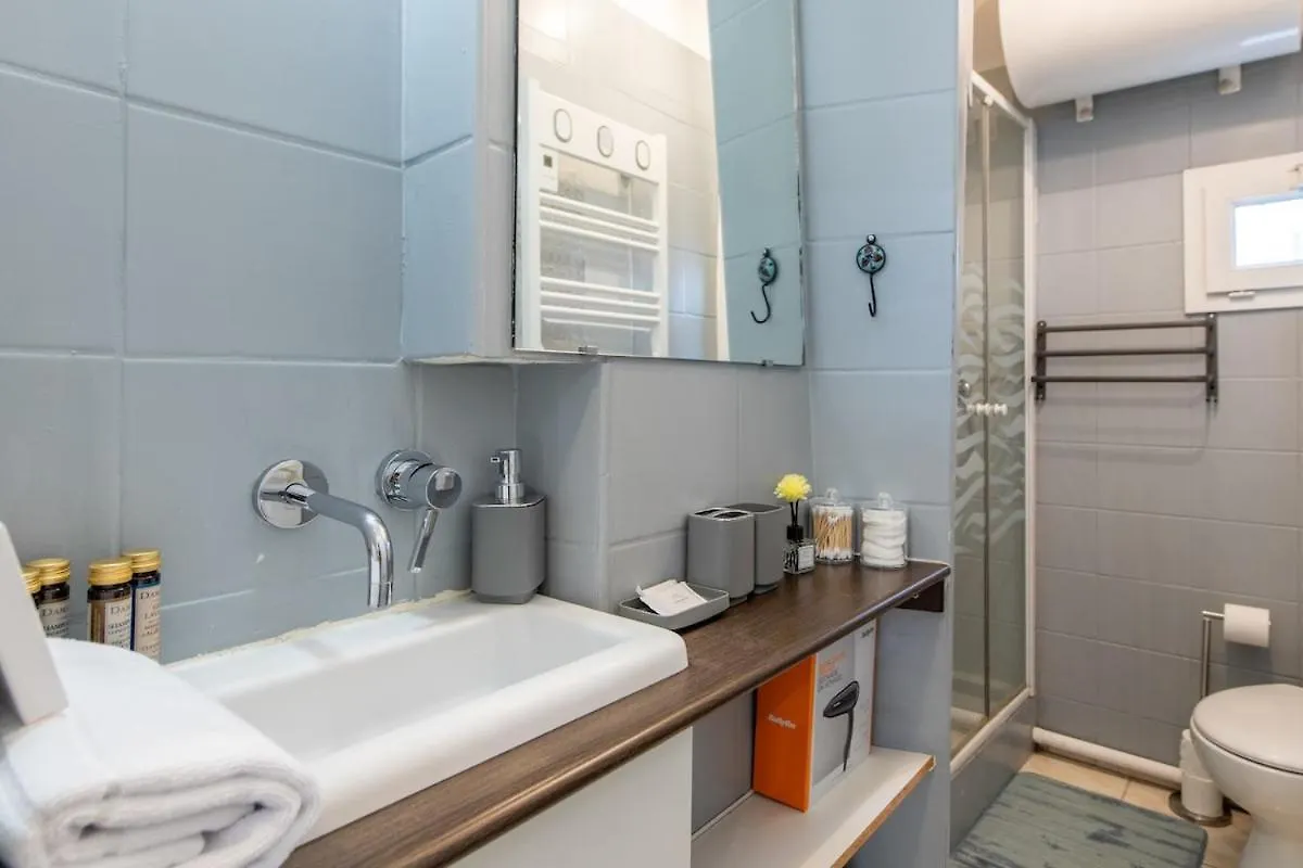 Stylish & Elegant I Metro Is Only 1Minute Away I Near Montmartre Apartment Paris France