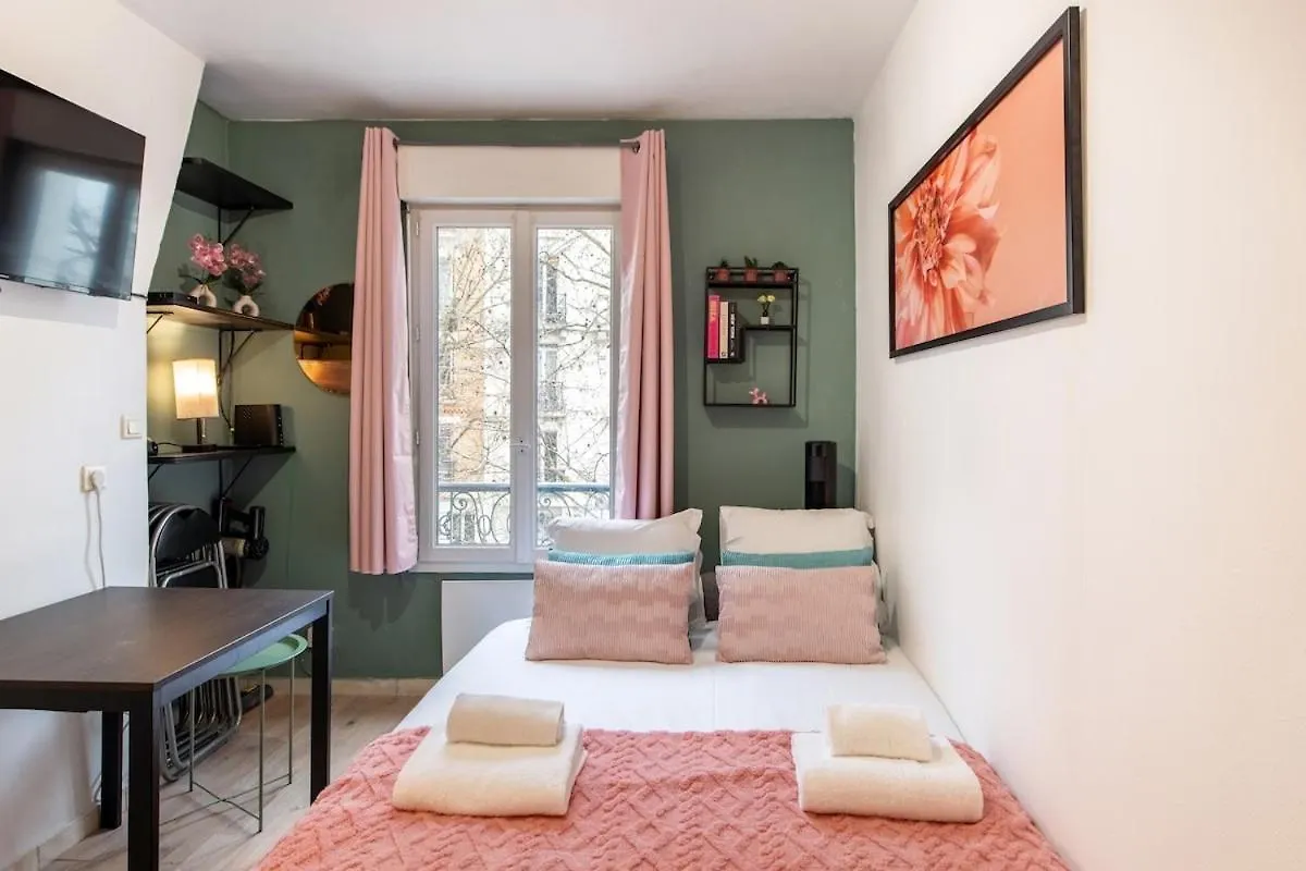 Stylish & Elegant I Metro Is Only 1Minute Away I Near Montmartre Apartment Paris 0*,  France